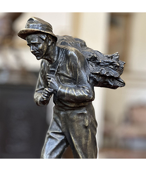 imagem de Escultura Homem com Lenha 63cm - EBZ591