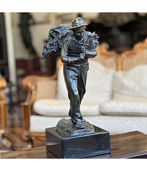 imagem de Escultura Homem com Lenha 63cm - EBZ591