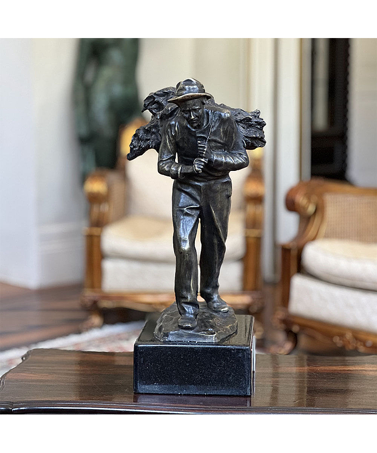 imagem do produto Escultura Homem com Lenha 63cm - EBZ591