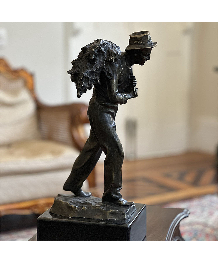 imagem do produto Escultura Homem com Lenha 63cm - EBZ591