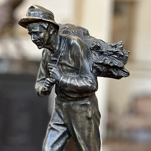 imagem de Escultura Homem com Lenha em Bronze 63cm EBZ591 Realismo e Expressão