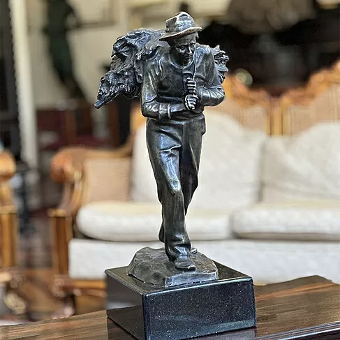 imagem de Escultura Homem com Lenha em Bronze 63cm EBZ591 Realismo e Expressão