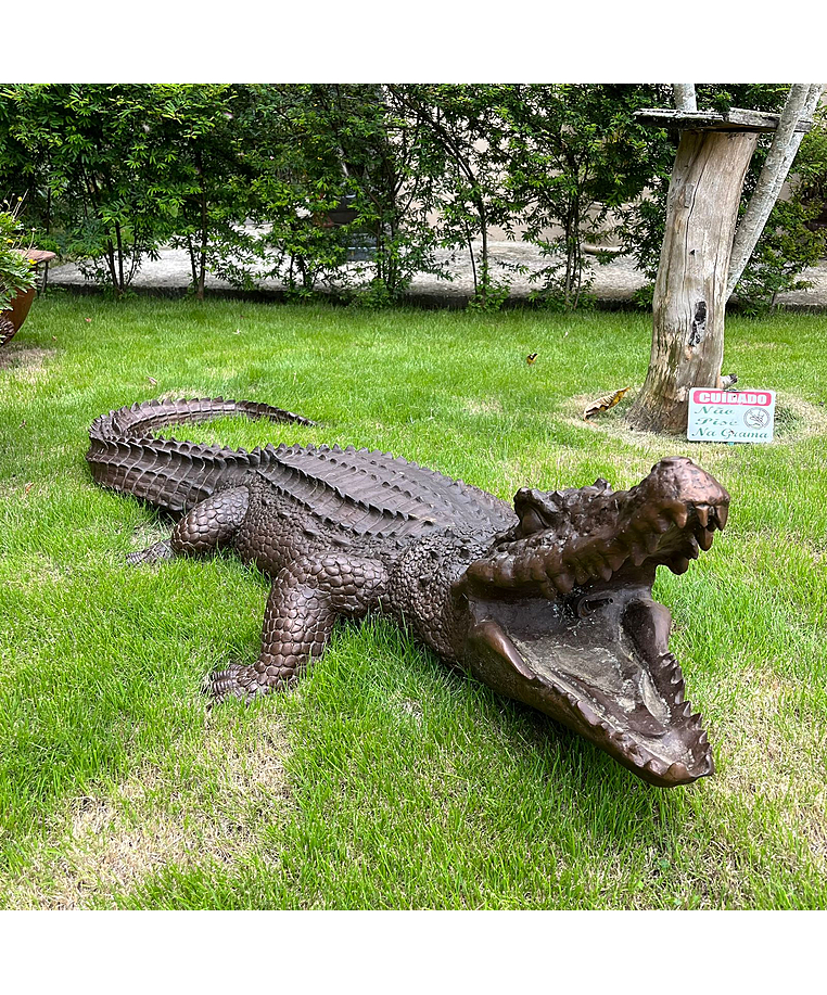 imagem do produto Escultura Jacar� em Bronze 180cm EBZ615 Impon�ncia e Realismo