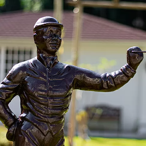 imagem de Escultura Jóquei de Ferro Fundido 115cm - VRF115 Arte e Movimento Clássico