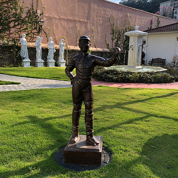 imagem do produto Escultura J�quei de Ferro Fundido 115cm - VRF115 Arte e Movimento Cl�ssico