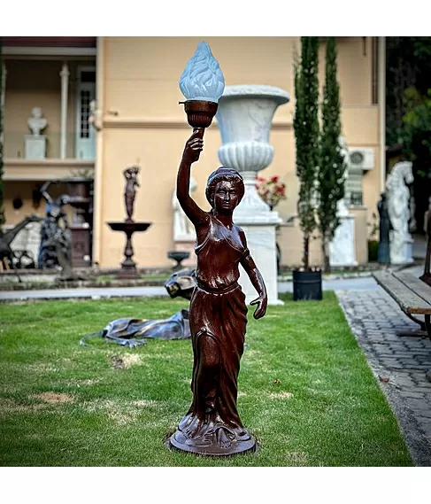 imagem de Escultura Lady Luminária em Ferro Fundido 125cm - EF239D Elegância e Funcionalidade