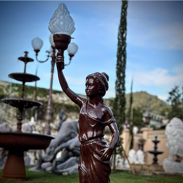 imagem do produto Escultura Lady Lumin�ria em Ferro Fundido 125cm - EF239D Eleg�ncia e Funcionalidade