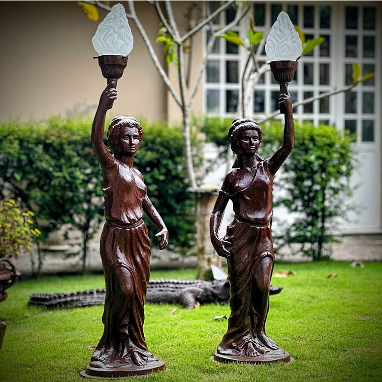 imagem do produto Escultura Lady Lumin�ria em Ferro Fundido 125cm - EF239D Eleg�ncia e Funcionalidade
