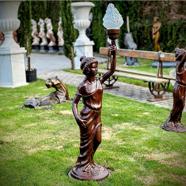 imagem do produto Escultura Lady Lumin�ria em Ferro Fundido 125cm - EF239E Arte e Ilumina��o Sofisticada