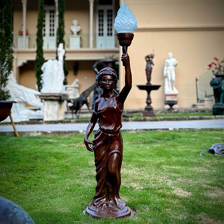 imagem do produto Escultura Lady Lumin�ria em Ferro Fundido 125cm - EF239E Arte e Ilumina��o Sofisticada
