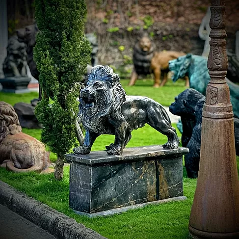 imagem de Escultura Leão Andando em Mármore Black 100cm EMP243 Presença e Elegância
