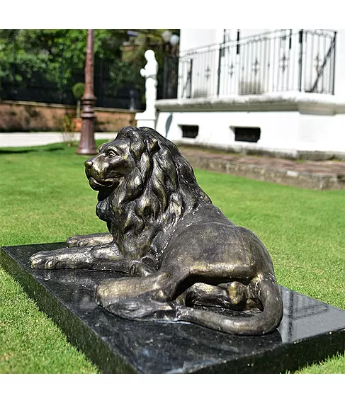 imagem de Escultura Leão Deitado com Base de Mármore 60cm VRBZ309B Elegância e Sofisticação