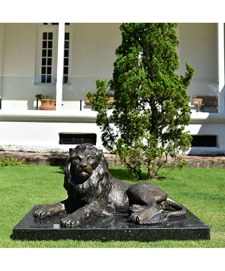imagem de Escultura Leão Deitado com Base de Mármore 60cm VRBZ309B Elegância e Sofisticação