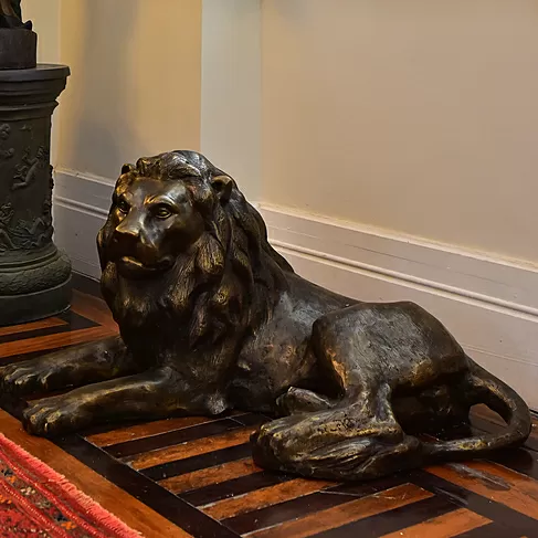 imagem de Escultura Leão Deitado em Bronze 50cm VRBZ309 Elegância e Tranquilidade
