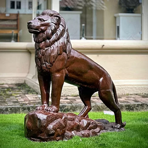 imagem de Escultura Leão do Alto em Ferro Fundido 93cm EF583 Presença e Nobreza