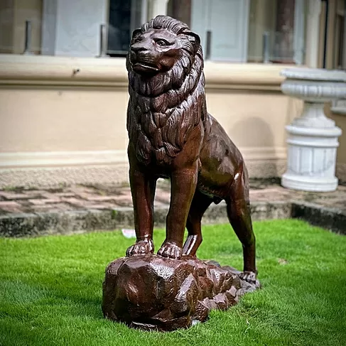 imagem de Escultura Leão do Alto em Ferro Fundido 93cm EF583 Presença e Nobreza