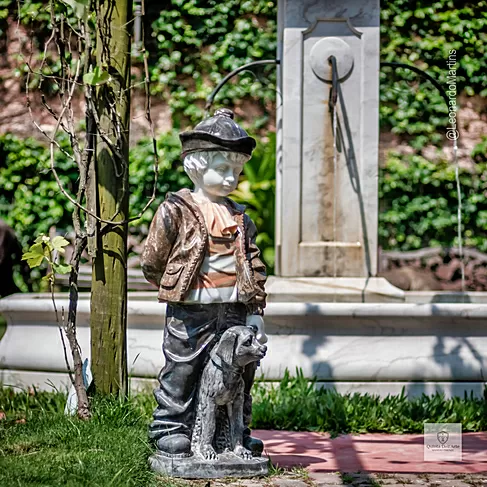 imagem de Escultura Menino e Cachorro Mármore Color 100cm - EMP761 Arte Decorativa Clássica