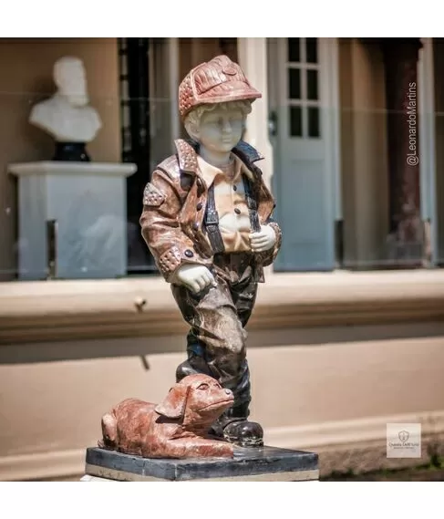 imagem de Escultura Menino e Cachorro Mármore Color 105cm - EMP762 Destaque no Paisagismo