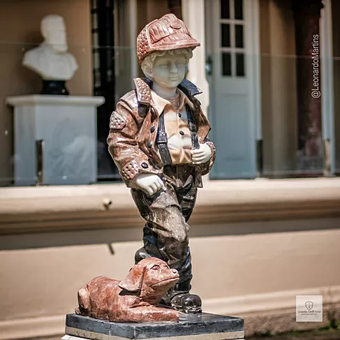 imagem de Escultura Menino e Cachorro Mármore Color 105cm - EMP762 Destaque no Paisagismo