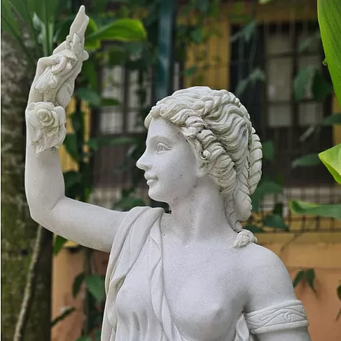 imagem de Escultura Mulher com Rosa nas Mãos 160cm - EMP458