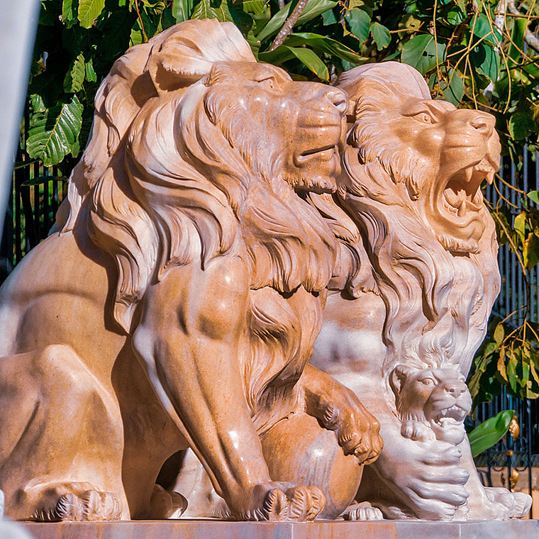 imagem do produto Escultura Par de Le�es com Filhote para Jardins EMP451