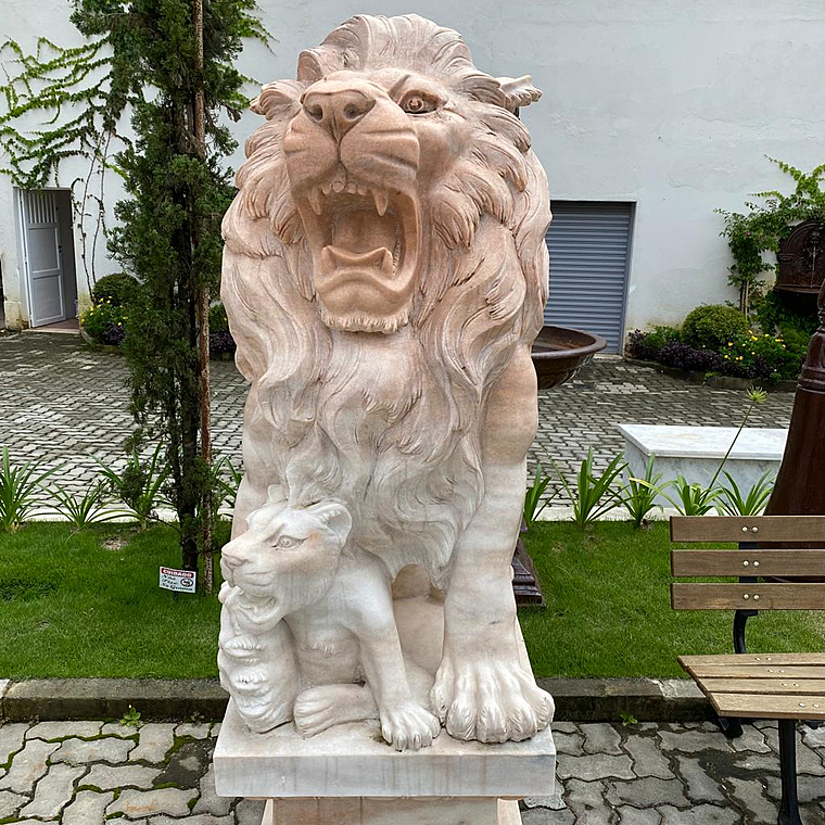 imagem do produto Escultura Par de Le�es com Filhote para Jardins EMP451