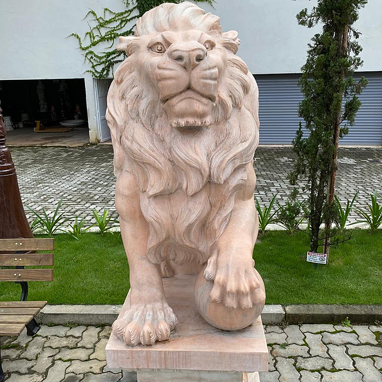 imagem do produto Escultura Par de Le�es com Filhote para Jardins EMP451