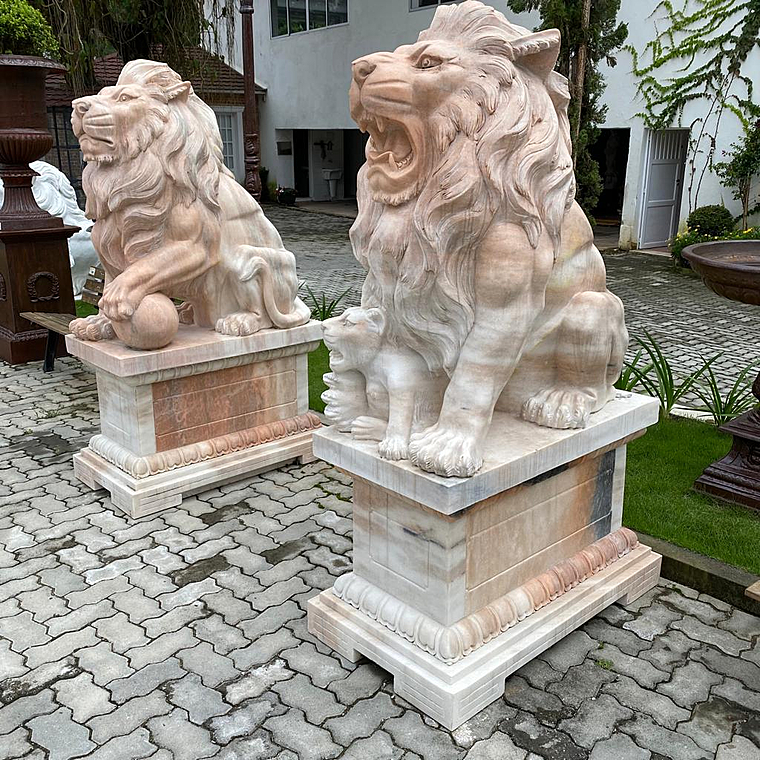 imagem do produto Escultura Par de Le�es com Filhote para Jardins EMP451