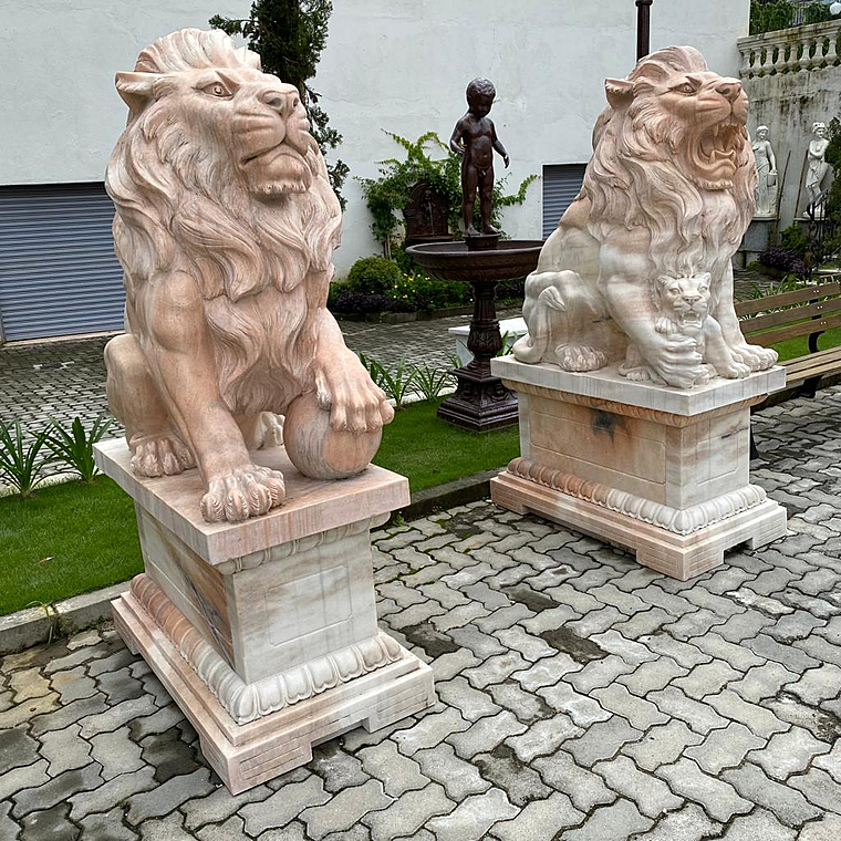 imagem do produto Escultura Par de Le�es com Filhote para Jardins EMP451