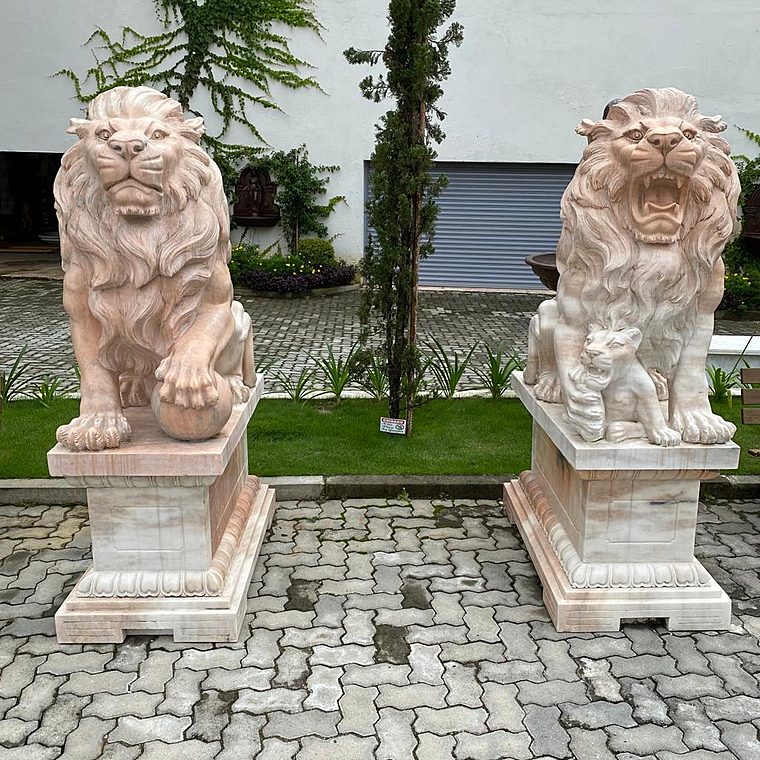 imagem do produto Escultura Par de Le�es com Filhote para Jardins EMP451