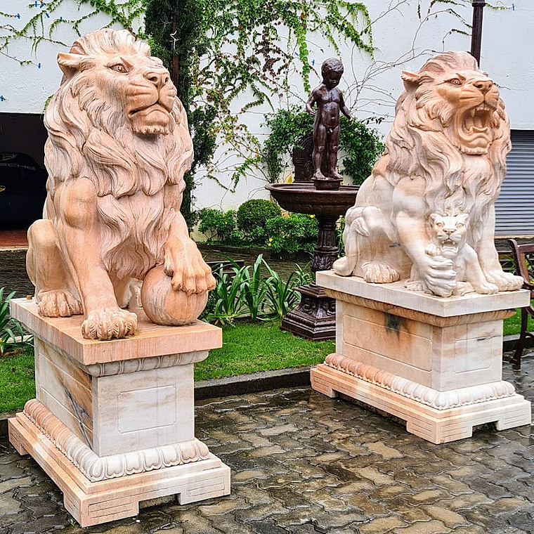 imagem do produto Escultura Par de Le�es com Filhote para Jardins EMP451