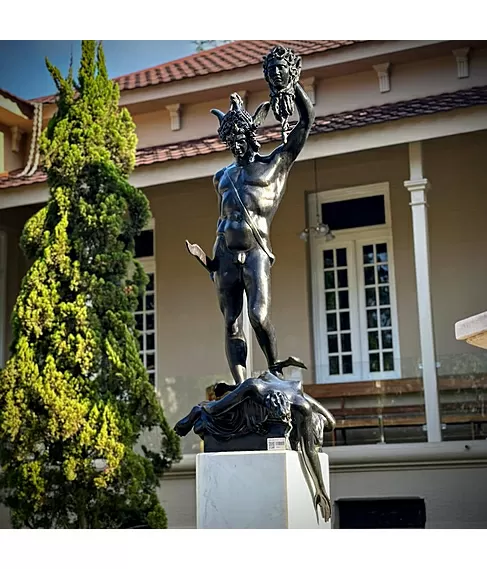 imagem de Escultura Perseu com Cabeça de Medusa 258cm - EBZ581 Obra Impressionante