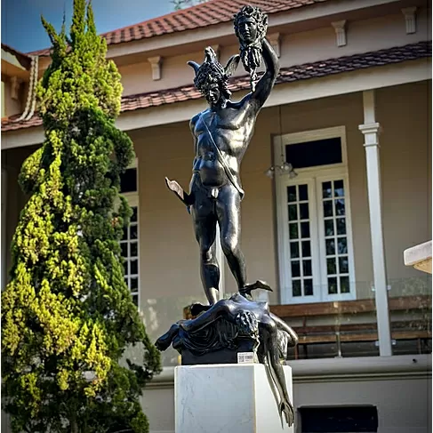 imagem de Escultura Perseu com Cabeça de Medusa 258cm - EBZ581 Obra Impressionante