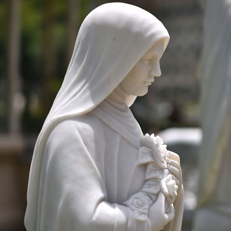 imagem do produto Escultura Santa Terezinha M�rmore Branco 160cm - IMP355 Imagem Religiosa Cl�ssica