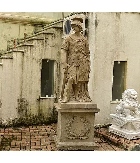 imagem de Escultura Soldado Romano com Espada 230cm EMP511 Poder e Imponência Clássica