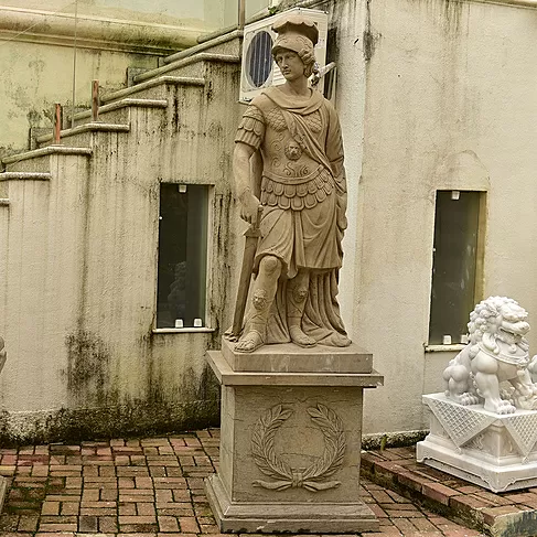 imagem de Escultura Soldado Romano com Espada 230cm EMP511 Poder e Imponência Clássica