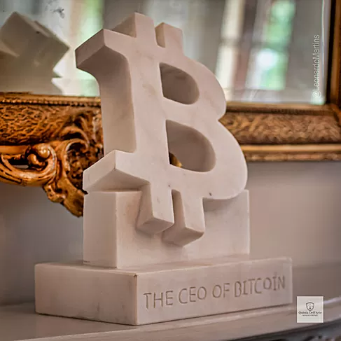 imagem de Escultura The CEO of Bitcoin em Mármore 40cm VRMP363 Design Exclusivo