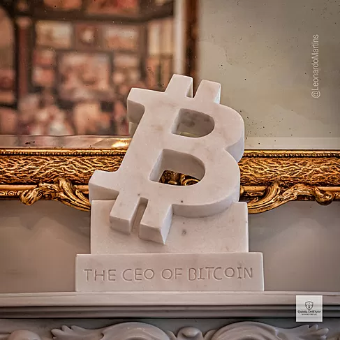 imagem de Escultura The CEO of Bitcoin em Mármore 40cm VRMP363 Design Exclusivo