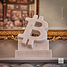 imagem do produto Escultura The CEO of Bitcoin em M�rmore 40cm VRMP363 Design Exclusivo