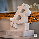 imagem do produto Escultura The CEO of Bitcoin em M�rmore 40cm VRMP363 Design Exclusivo