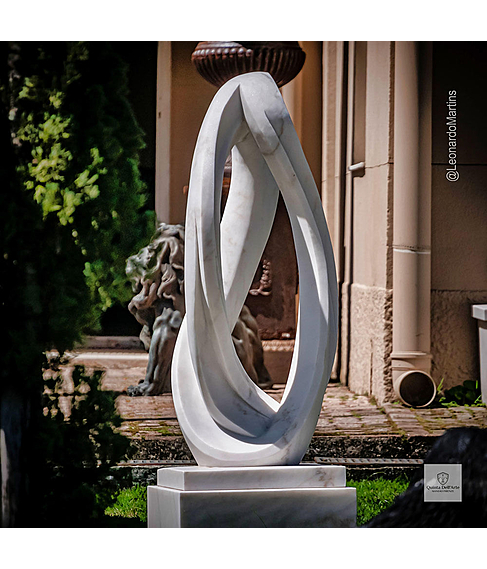 imagem de Escultura Trao Soberano Mrmore Branco 150cm - EMP748