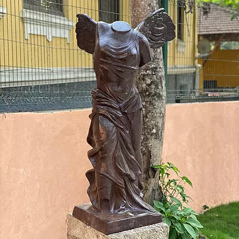 imagem de Escultura Vitória de Samotrácia 120cm - EF230 Clássico Imponente para Projetos Sofisticado
