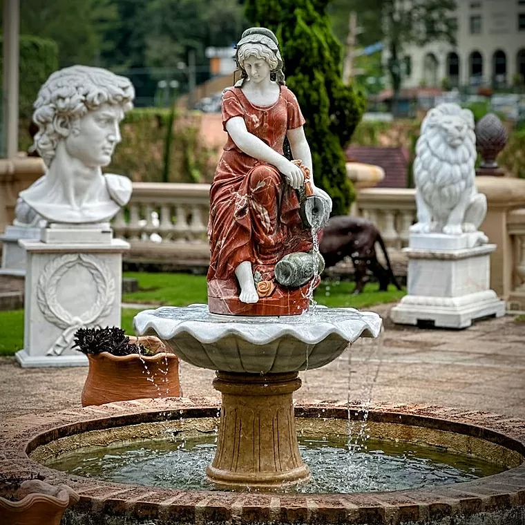 imagem de Fonte Camponesa em Mármore 190cm - FMP203 Charme Rústico e Sofisticação para Jardins