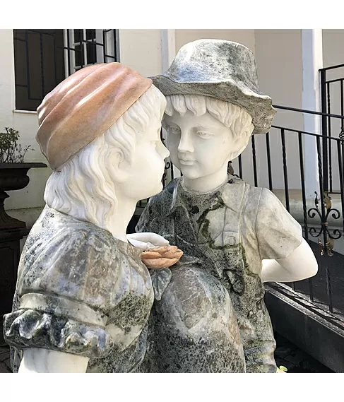 imagem de Fonte Casal Apaixonado em Mármore 135cm FMP152 | Escultura Romântica para Jardins de Luxo
