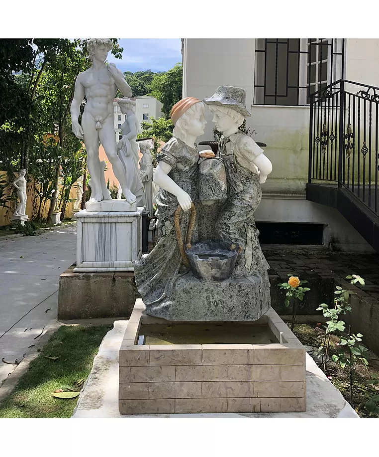 imagem de Fonte Casal Apaixonado em Mármore 135cm FMP152 | Escultura Romântica para Jardins de Luxo