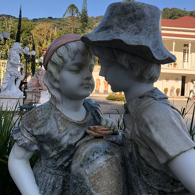 imagem do produto Fonte Casal Apaixonado em Marmore 135cm - FMP152 Escultura Romantica para Jardins de Luxo