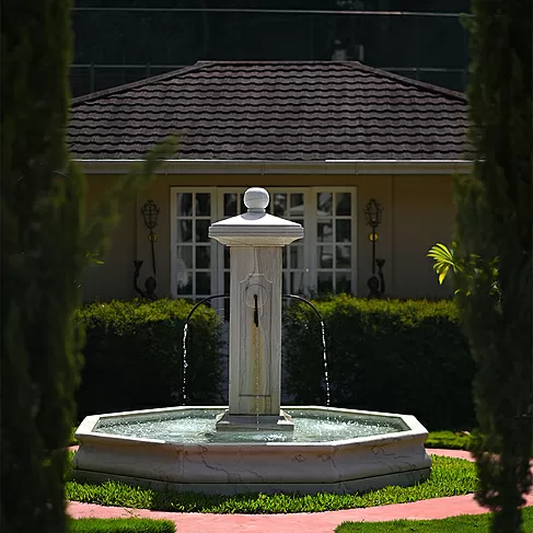 imagem de Fonte Moderna para Lago G 243cm em Mármore - FMP168  Elegância Monumental para Paisagismo