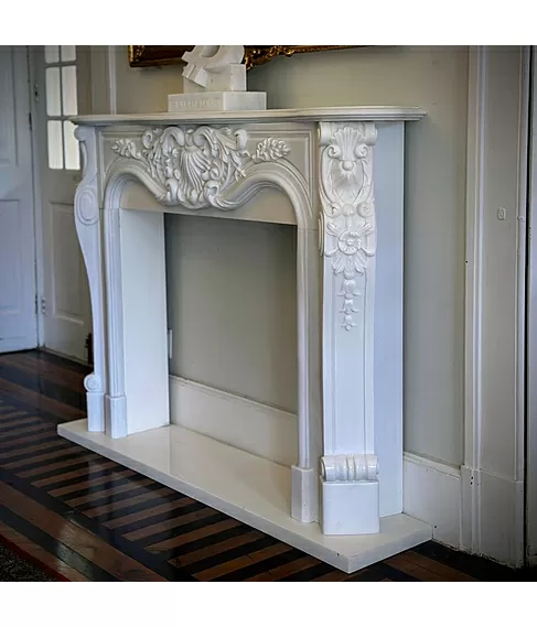 imagem de Lareira Bolonha em Mármore Branco 130cm VRMP346 Clássica e Sofisticada para Alto Padrão