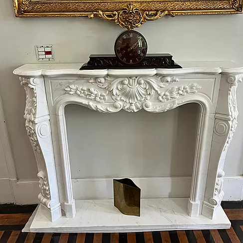 imagem de Lareira em Mármore Branco 150cm VRMP298 Sofisticada para Ambientes de Alto Padrão