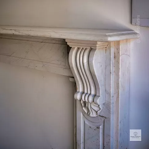 imagem de Lareira Palermo em Mármore Branco 119cm VRMP354 Sofisticada para Ambientes de Alto Padrão 
